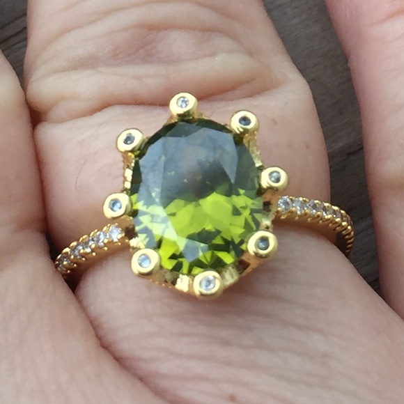Jewelry - Peridot w/ cz gold over silver queen crown ring